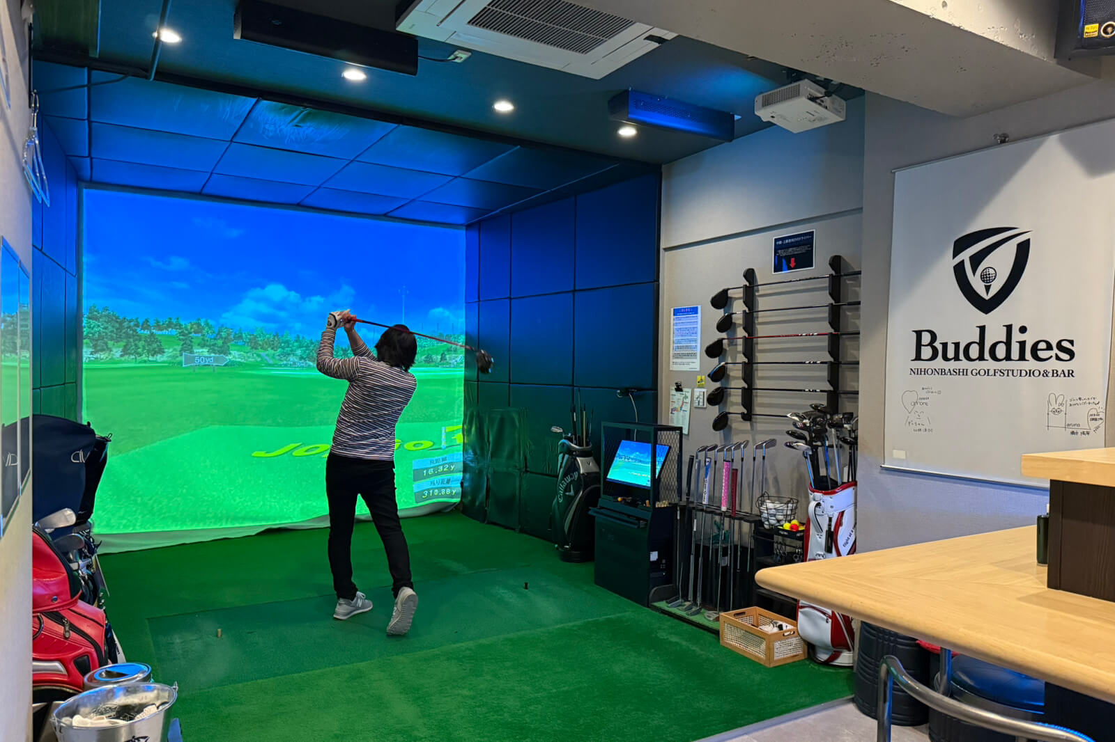 馬喰町の「GOLF & BAR Buddies」とは？