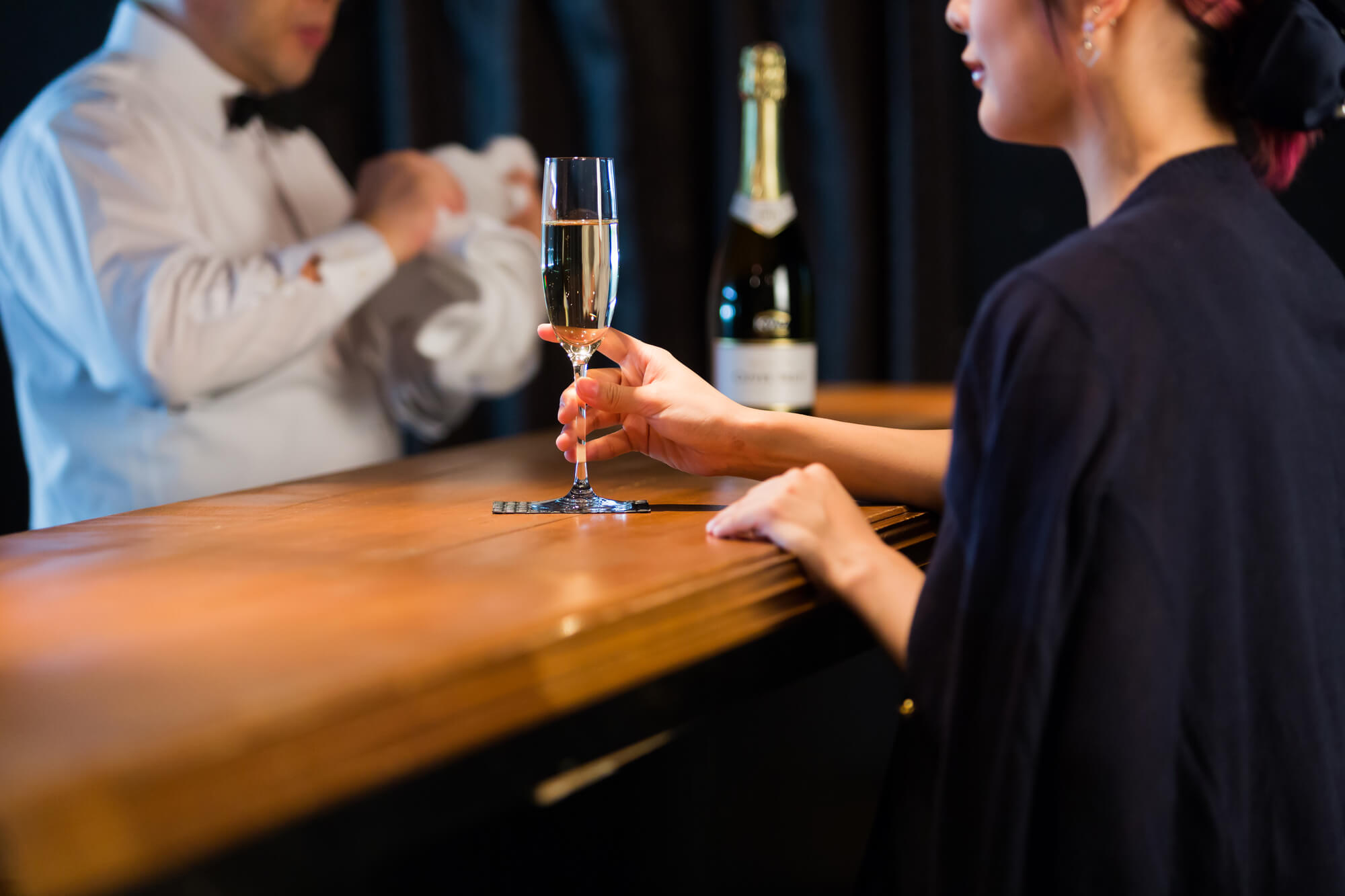 一人飲みでも安心！バーでの基本マナーとNG行動