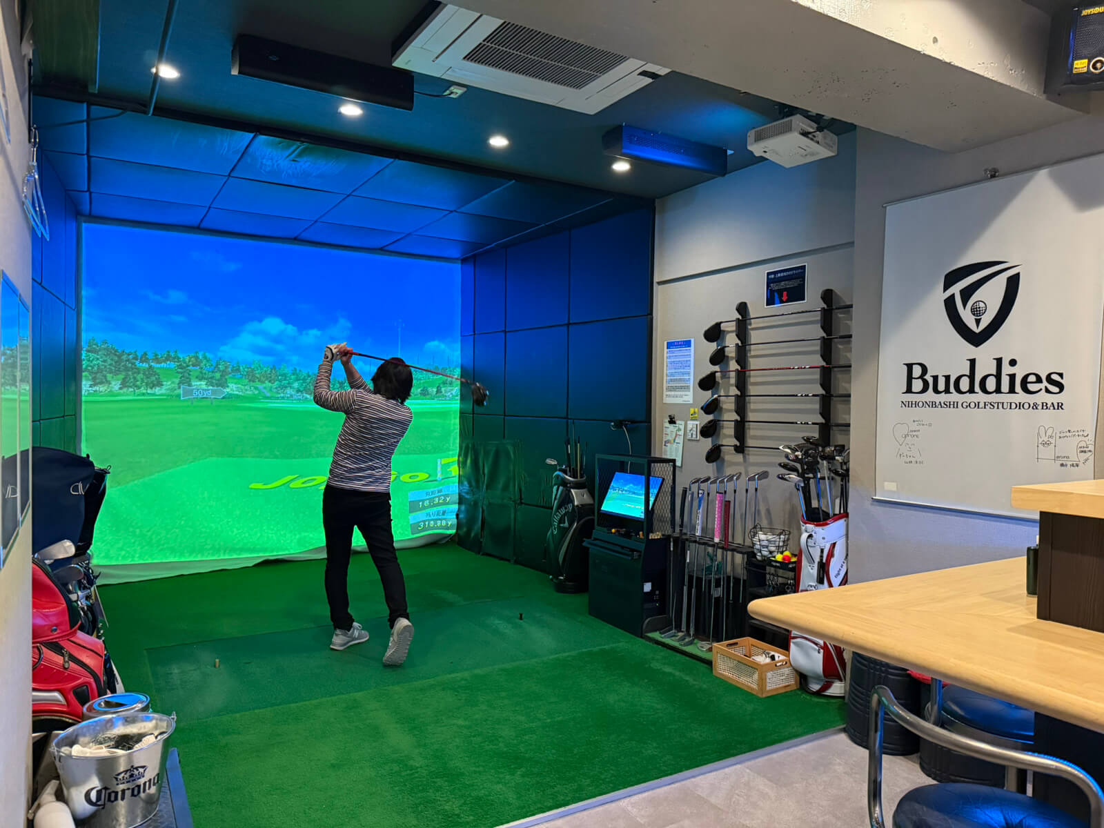 仲間とゴルフを楽しむならGOLF＆BAR Buddies